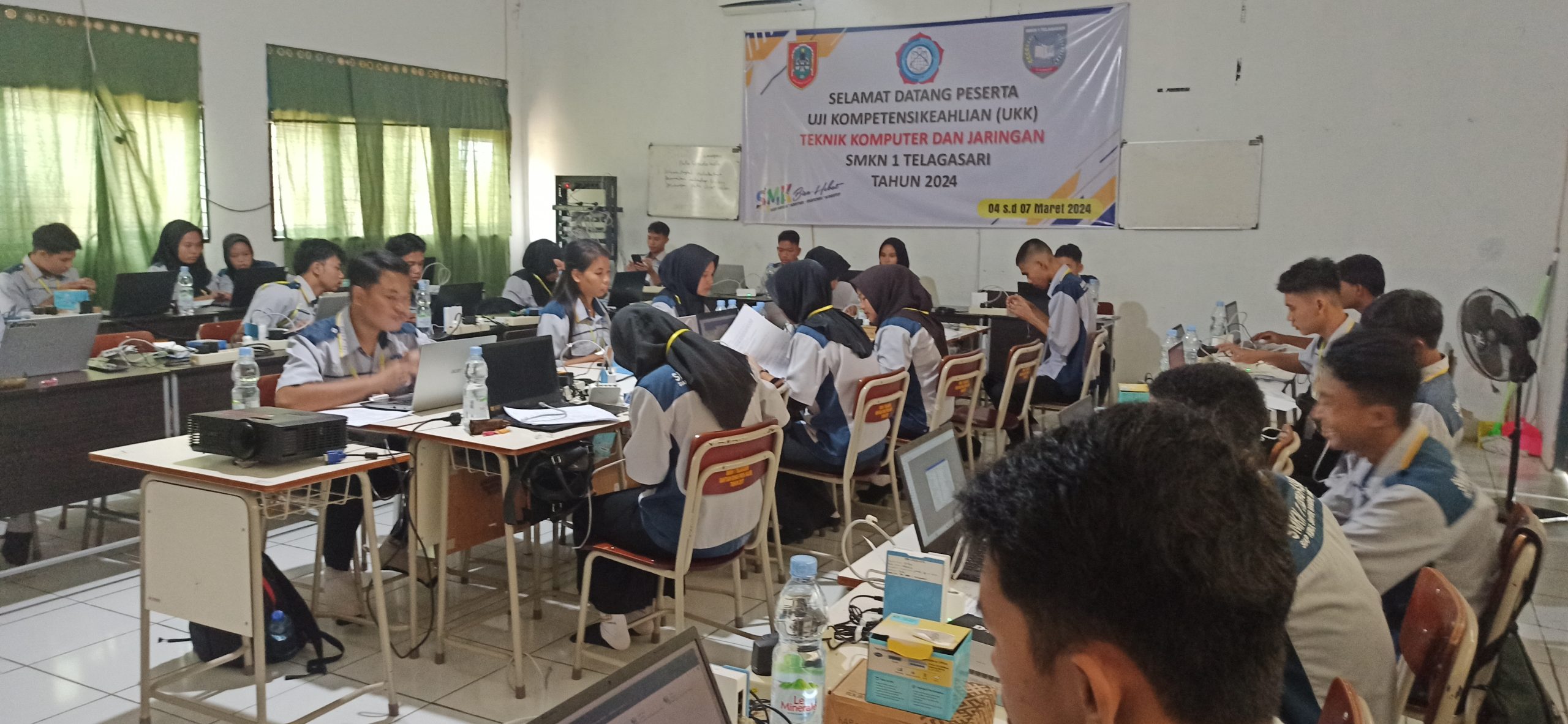 Kolaborasi tim saat pelaksanaan tugas di industri